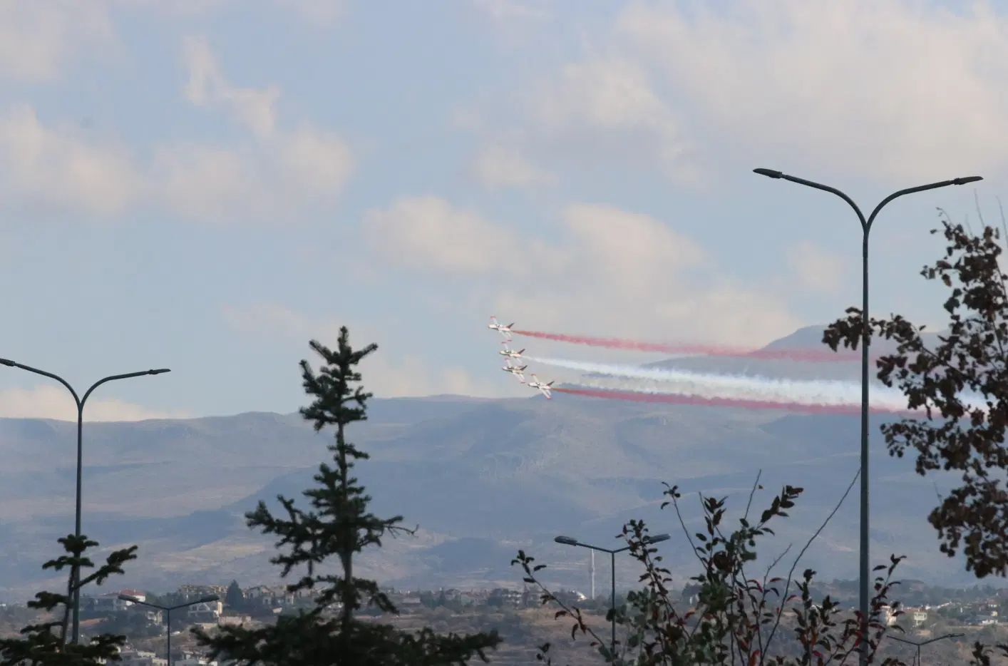 Türk Yıldızları Kayseri'de gösteri uçuşu yaptı